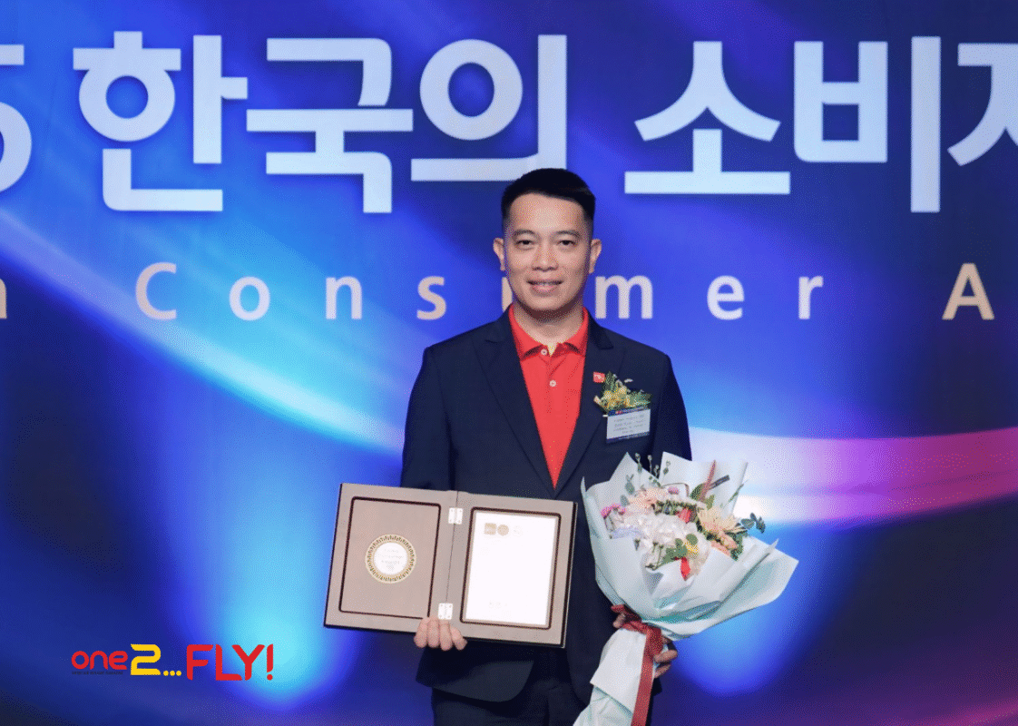 Phó Giám đốc Thương mại ông Đinh Xuân Thuỷ đại diện Vietjet nhận giải thưởng từ Trưởng Ban Giám khảo ông Yoo Chang-jo