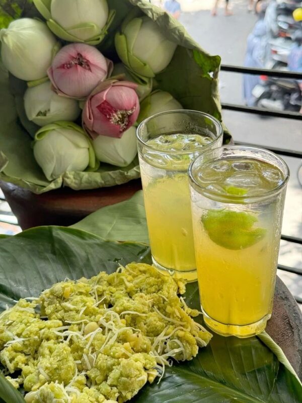 Cốm làng Vòng thơm dẻo, gói trong lá sen xanh. (Nguồn ảnh: Sưu tầm)