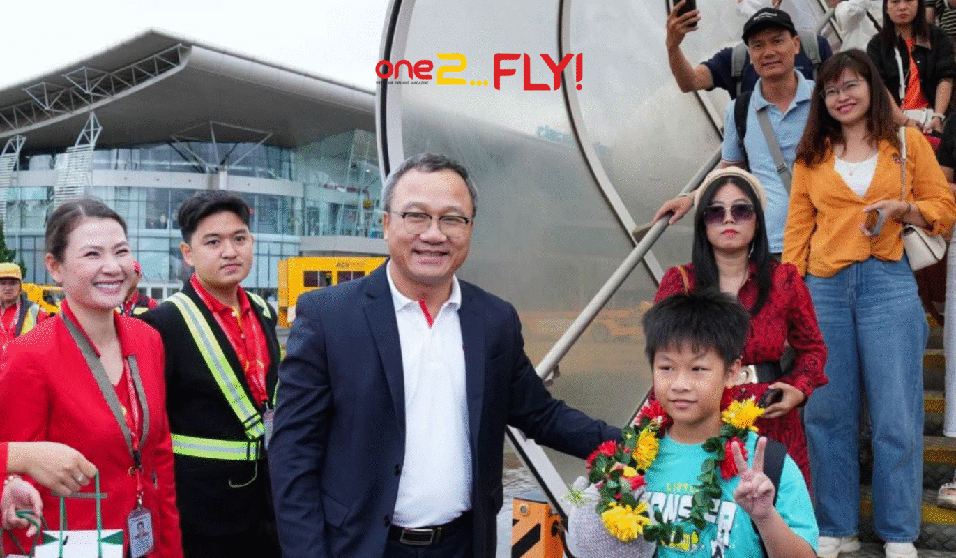 Chuyến bay đầu tiên từ Hà Nội hạ cánh tại Liên Khương